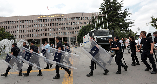 Turkiska poliser