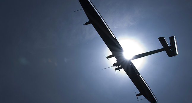 det soldrivna flygplanet uppe i luften.