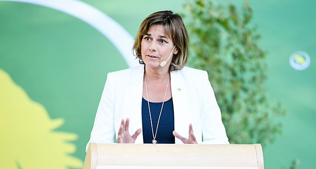 Isabella Lövin på scenen i Almedalen