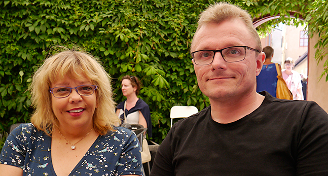 Åsa Puide och Lars-Göran Wadén framför en vägg med murgröna.