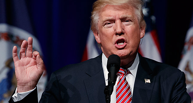 Donald Trump pratar och ser arg ut