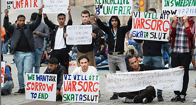Människor håller upp skyltar med budskap