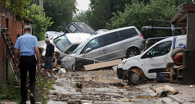 Bilar ligger välta på en gata