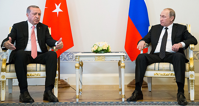 Erdogan och Putin sitter vid ett bord.