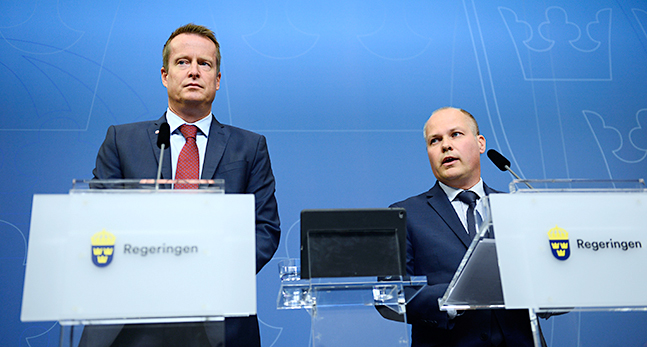 Anders Ygeman och Morgan Johansson bakom varsin talarstol.