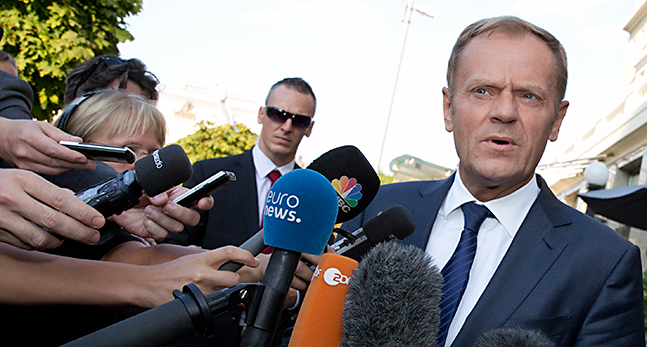 Donald Tusk pratar med journalister.