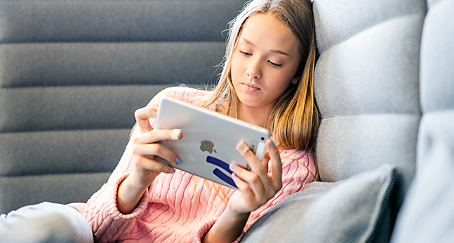 tjej med ipad