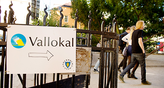 En skylt med texten Vallokal och en pil