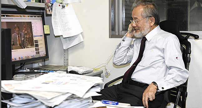 Yoshinori Ohsumi talar i telefon