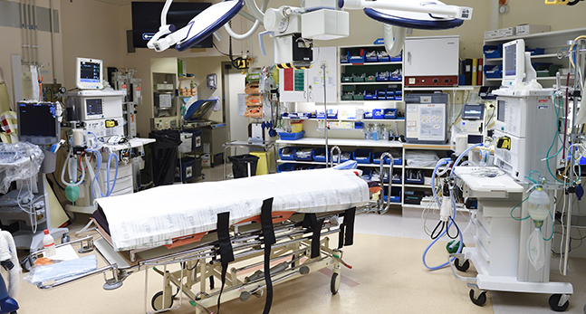 En sal på lasarettet. Traumaenheten på Karolinska sjukhuset