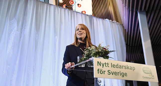 Annie Lööf i en talarstol