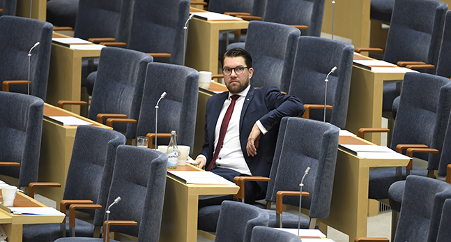 Jimmie Åkesson sitter på sin plats i riksdagen.
