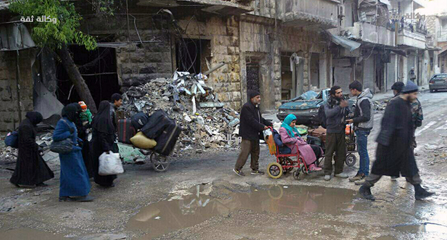 Några personer lämnar den sönderbombade staden Aleppo.