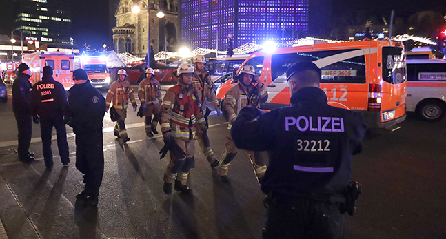 Brandmän och poliser på platsen.