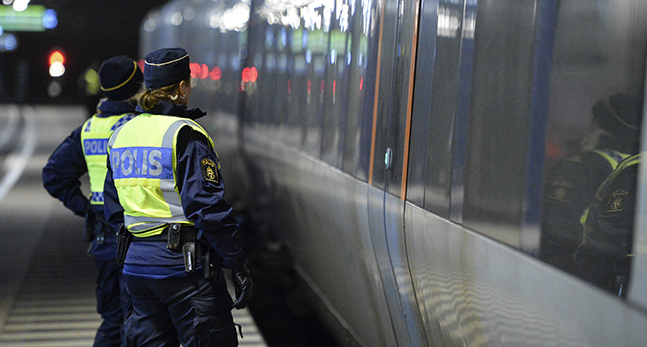 Poliser vid ett Öresundståg i Malmö.