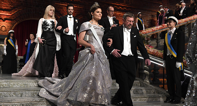 Prinsessan Victoria går nedför trappan