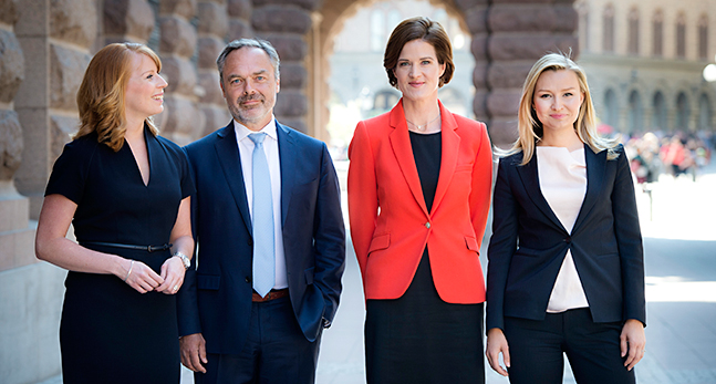 Ledarna för partierna i gruppen Alliansen står utanför riksdagen.