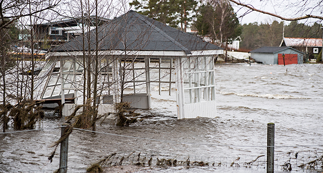 Ett lusthus står mitt ute i vattnet