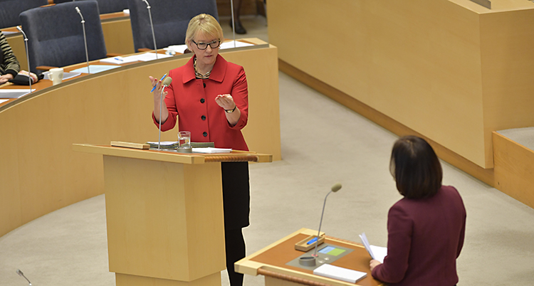 Margot Wallström i talarstolen i riksdagen.