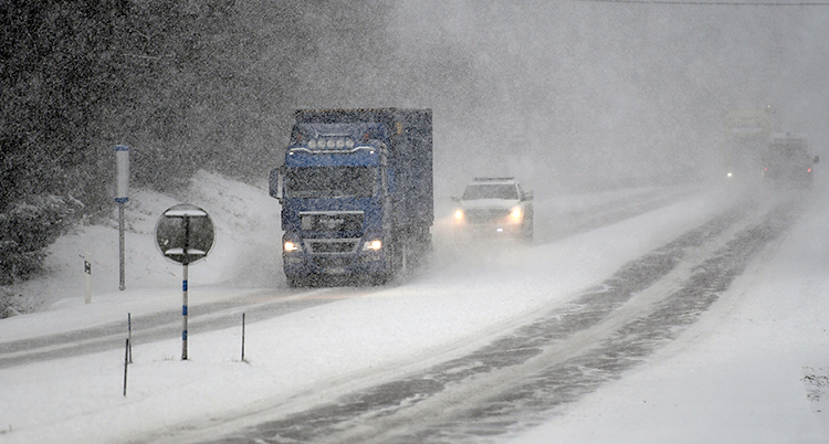 snöig väg