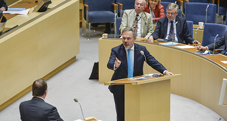 Liberalernas ledare Jan Börjklund och statsminister Stefan Löfven i riksdagen.