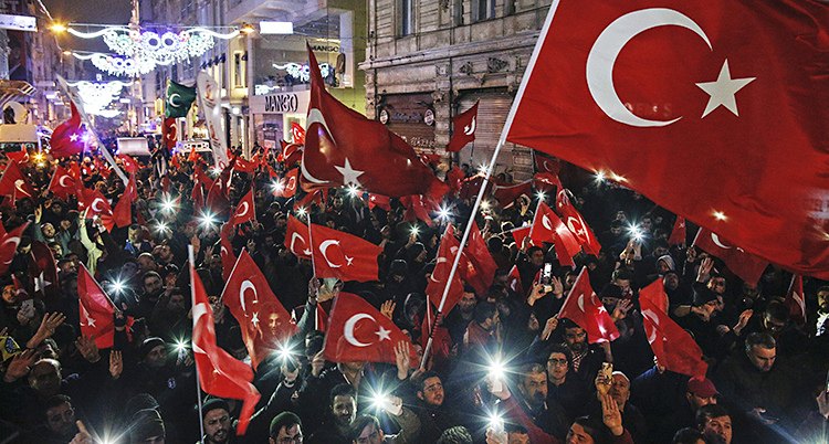 Turkar protesterar