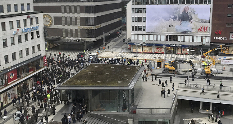 En bild äver Sergels torg och Drottninggatan.