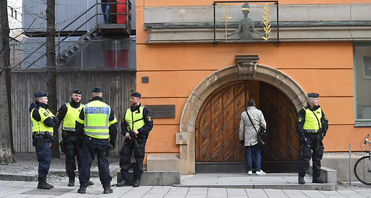 Poliser vaktar