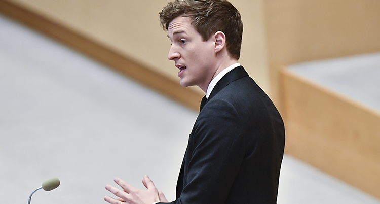 Emil Källström i talarstolen.