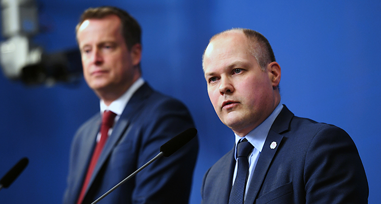 Ministrarna Anders Ygeman och Morgan Johansson.