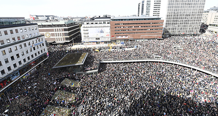 Flygbild över sergels torg fyllt av människor.
