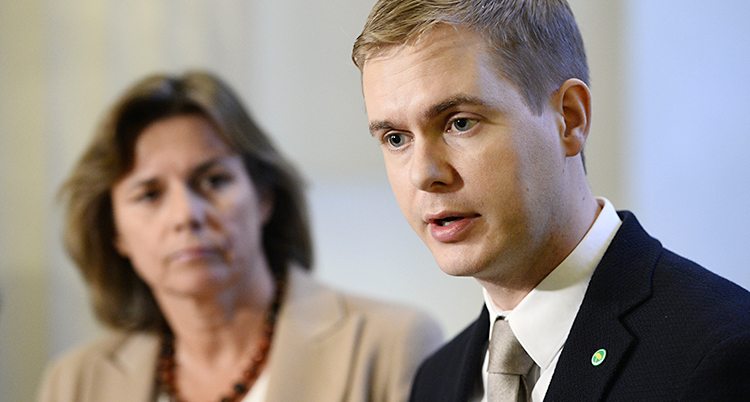 Isabella Lövin står bakom Gustav Fridolin