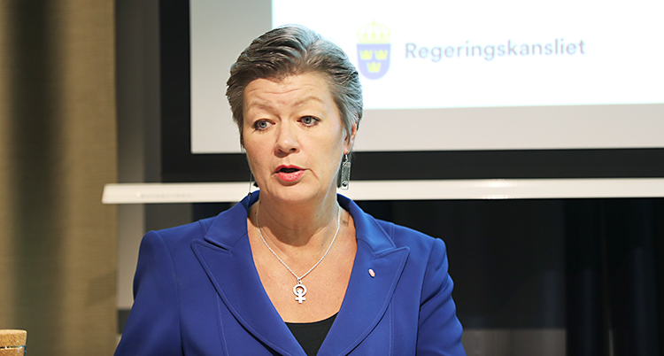 Ylva Johansson står och pratar