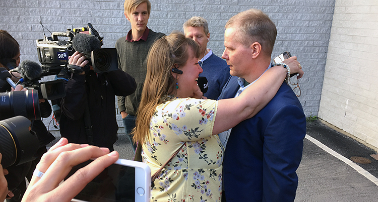 Kaj Linna kramas om av sin syster Carita Postma Kaukosalo