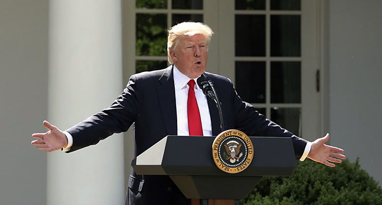 Donald Trump i en talarstol.