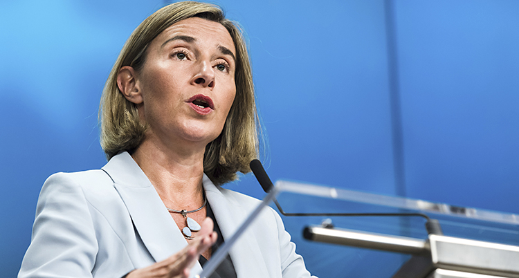 Federica Mogherini talar i mikrofon