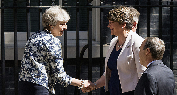 Theresa May och DUPs ledare Nigel Dodds