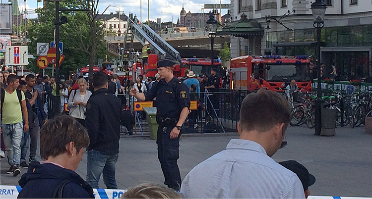 Poliser och brandmän vid tågstationen i Stockholm.