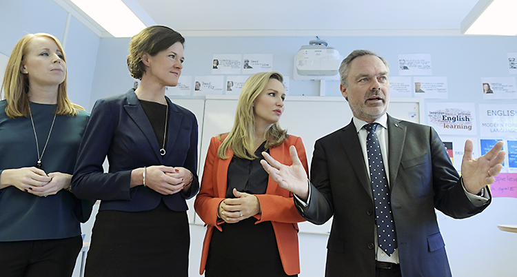 De fyra partiledarna står på rad bredvid varandra.