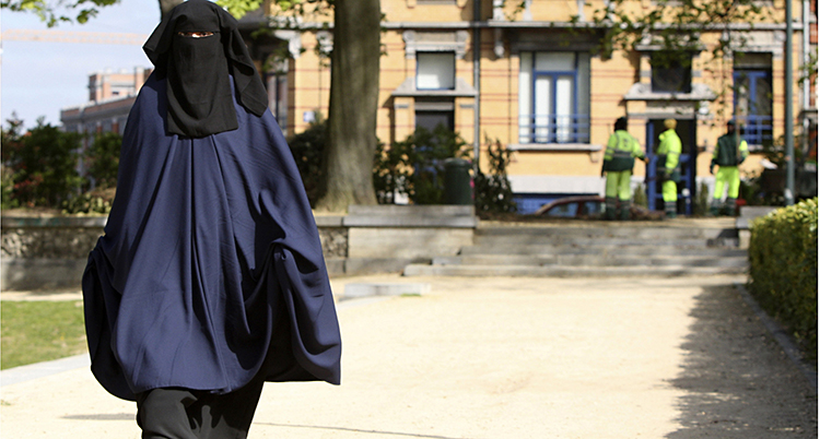 En kvinna med niqab