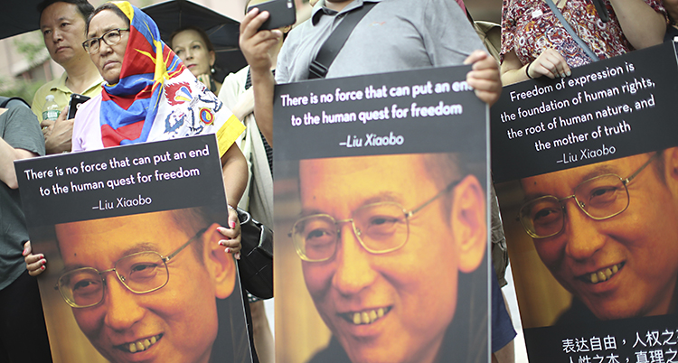 Folk bär bilder på Liu Xiaobo