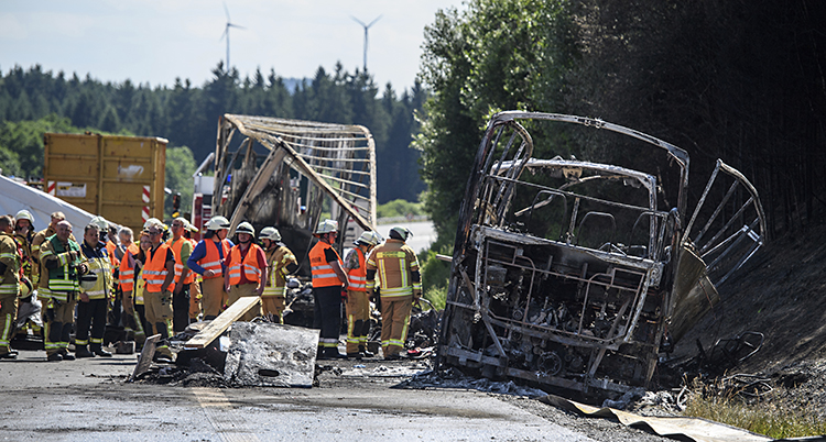 Brandmän vid bussen som brann