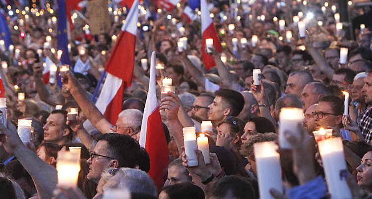 Demonstranter i Warzawa i Polen.