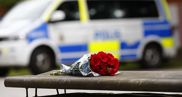 En bukett rosor utanför polishuset i Göteborg.