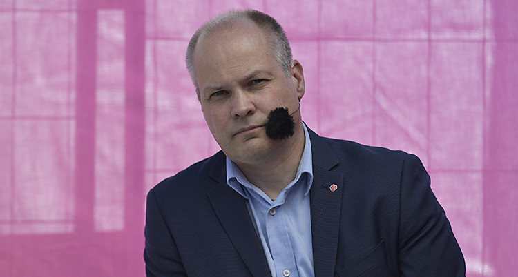 Morgan Johansson mot rosa bakggrund