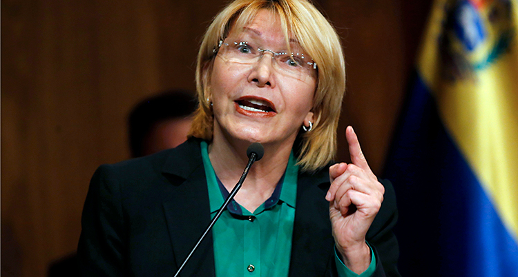 Luisa Ortega Diaz i en talarstol