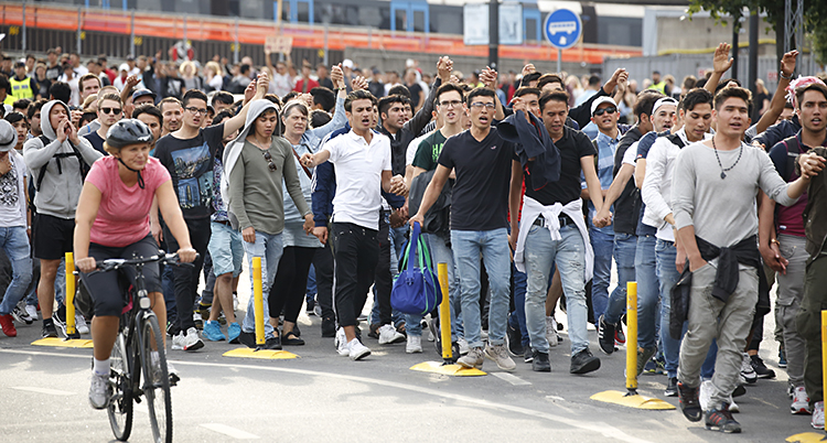 Afghanska ungdomar protesterar