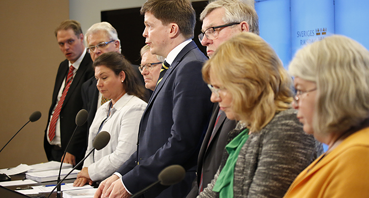 Politikernai KU står i rad i vid sina bänk