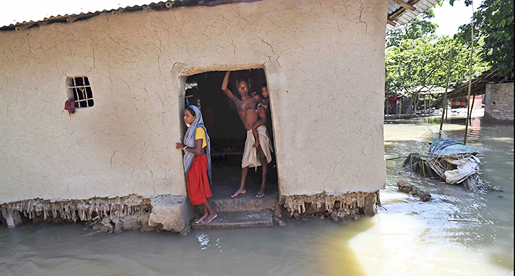 En översvämmad by i Indien