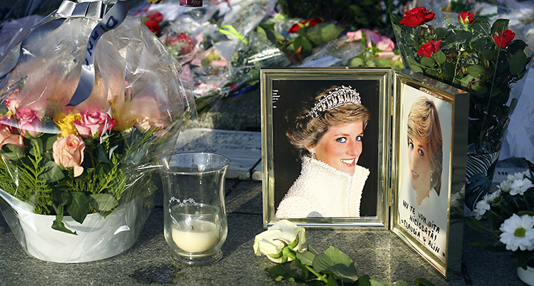 Ett foto på prinsessan Diana bredvid blommor och ljus.